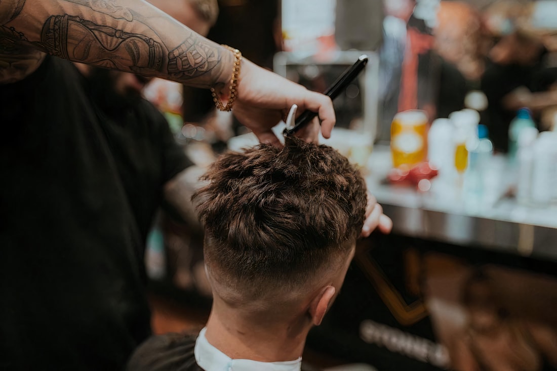 Barbero en plena sesion de corte